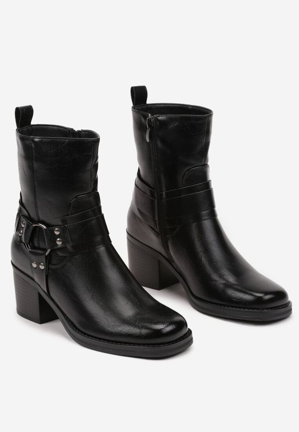 Born2be - Czarne Botki Kowbojki na Obcasie Ozdobione Klamrami Iridell. Zapięcie: klamry. Kolor: czarny. Materiał: skóra, jeans. Wzór: aplikacja. Obcas: na obcasie. Styl: rockowy, elegancki. Wysokość obcasa: średni