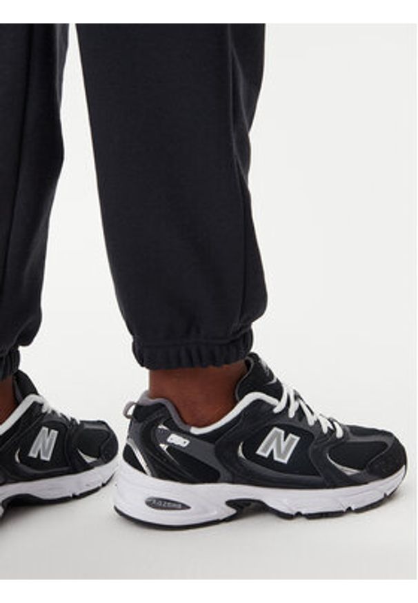 New Balance Spodnie dresowe Essentials WP41500 Czarny Relaxed Fit. Kolor: czarny. Materiał: bawełna, syntetyk