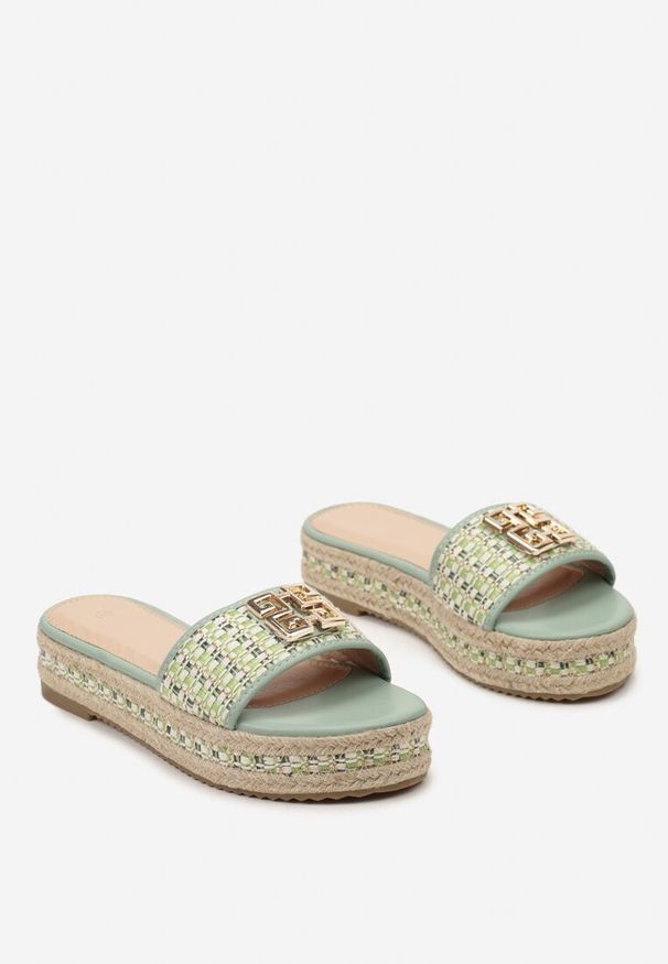Born2be - Zielone Boho Klapki na Grubej podeszwie z Metalową Ozdobą Rlosi. Kolor: zielony. Materiał: len. Wzór: aplikacja. Sezon: lato. Styl: boho