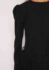 Born2be - Czarna Rozkloszowana Sukienka Ozdobiona Metaliczną Aplikacją Eleslie. Okazja: na co dzień. Kolor: czarny. Wzór: aplikacja. Styl: casual, elegancki #3