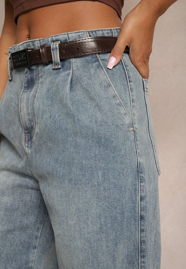 Renee - Jasnoniebieskie Bawełniane Szerokie Jeansy High Waist Ozdobione Paskiem Terilainas. Okazja: do pracy. Stan: podwyższony. Kolor: niebieski. Długość: długie. Wzór: aplikacja. Styl: sportowy, elegancki