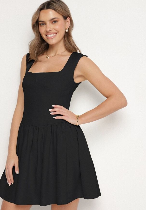 Born2be - Czarna Rozkloszowana Sukienka Ozdobiona Kwadratowym Dekoltem Halelira. Okazja: na co dzień. Typ kołnierza: dekolt kwadratowy. Kolor: czarny. Wzór: aplikacja. Typ sukienki: rozkloszowane, proste. Styl: klasyczny, casual, elegancki