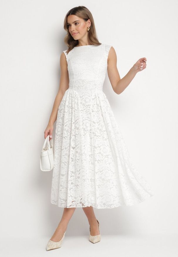 Born2be - Biała Koronkowa Sukienka o Rozkloszowanym Kroju z Odkrytymi Plecami Nelamia. Okazja: na imprezę, na co dzień. Kolor: biały. Materiał: koronka. Długość rękawa: bez rękawów. Styl: wizytowy, casual, elegancki