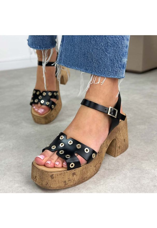 Czarne skórzane sandały damskie na platformie Porronet 3178. Okazja: na co dzień. Zapięcie: pasek. Kolor: czarny. Wzór: aplikacja. Materiał: skóra. Sezon: wiosna, lato. Obcas: na platformie. Styl: elegancki, casual. Wysokość obcasa: średni