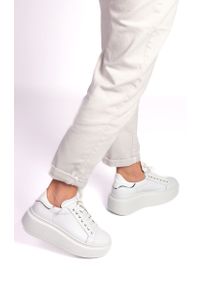 Inna - Sneakersy na platformie z lakierowaną cholewką skórzane białe Sempre 23-397-38. Kolor: biały. Materiał: lakier, skóra. Szerokość cholewki: normalna. Wzór: grochy. Obcas: na platformie