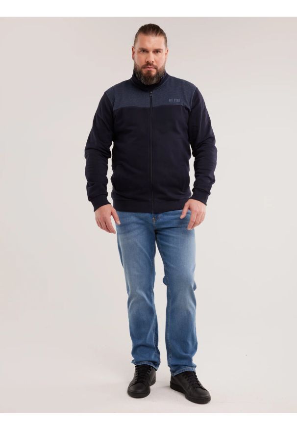 Big-Star - Bluza męska ze stójką granatowa Joe 403. Okazja: na co dzień. Typ kołnierza: kołnierzyk stójkowy. Kolor: niebieski. Materiał: jeans, bawełna. Wzór: aplikacja, melanż, nadruk. Sezon: jesień, zima. Styl: klasyczny, casual