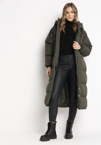 Born2be - Zielona Długa Kurtka Pikowana Płaszcz na Zamek z Kapturem Lesea. Okazja: na co dzień. Typ kołnierza: kaptur. Kolor: zielony. Materiał: dzianina, jeans. Długość: długie. Styl: casual, elegancki #3