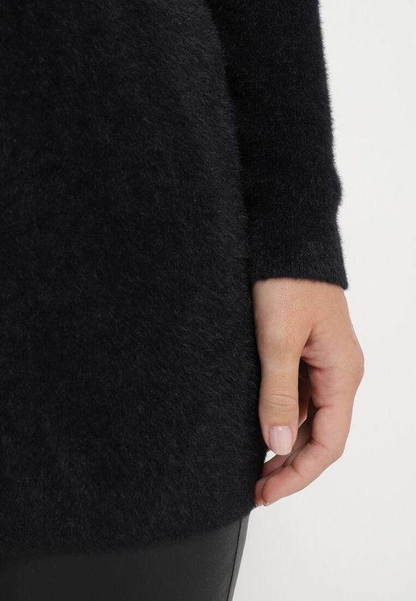 Born2be - Czarny Sweter z Puchatej Dzianiny Valen. Kolor: czarny. Materiał: dzianina. Sezon: zima