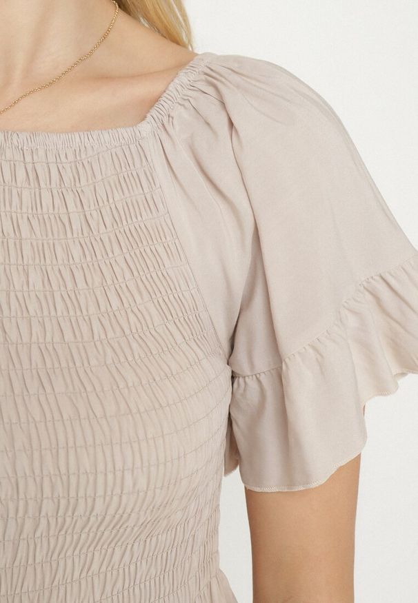 Born2be - Jasnobeżowa Rozkloszowana Sukienka Bawełniana z Bufiastymi Rękawami i Elastyczną Górą Veliova. Okazja: na co dzień. Kolor: beżowy. Materiał: bawełna. Styl: elegancki, casual