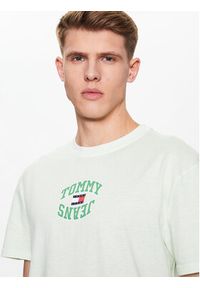Tommy Jeans T-Shirt Arched DM0DM16227 Zielony Regular Fit. Kolor: zielony. Materiał: bawełna
