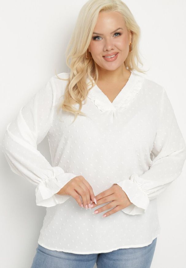 Born2be - Biała Bluzka w Stylu Retro z Falbankami i Kołnierzykiem z Wiązaniem Abelivia. Okazja: na co dzień. Typ kołnierza: kołnierz z falbankami. Kolekcja: plus size. Kolor: biały. Materiał: jeans. Długość rękawa: długi rękaw. Długość: długie. Styl: retro