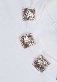 Renee - Biały Oversizowy T-shirt z Bawełny Zdobiony Kwadratowymi Aplikacjami Evesilea. Okazja: na co dzień. Kolor: biały. Materiał: bawełna. Wzór: aplikacja. Styl: casual #7