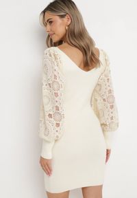 Born2be - Beżowa Sweterkowa Sukienka z Dzianiny Mini z Bufiastymi Koronkowymi Rękawami Norrea. Kolor: beżowy. Materiał: dzianina, koronka. Typ sukienki: kopertowe. Długość: mini #3