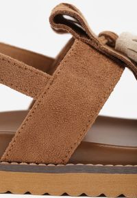 Renee - Brązowe Sandały VICES z Frędzlami w Stylu Boho Wind. Okazja: na spacer. Zapięcie: sprzączka. Kolor: brązowy. Materiał: jeans, len. Styl: boho #7