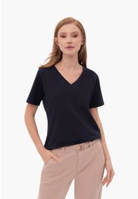 Volcano - Granatowa koszulka z dekoltem w serek T-LEA. Typ kołnierza: dekolt w serek. Kolor: niebieski. Materiał: skóra, bawełna, materiał, elastan. Długość rękawa: krótki rękaw. Długość: krótkie. Wzór: gładki. Styl: klasyczny #1