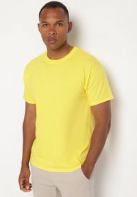 Born2be - Żółta Bawełniana Koszulka T-shirt w Stylu Basic Malorisa. Okazja: na co dzień. Kolor: żółty. Materiał: bawełna. Styl: klasyczny, casual, elegancki