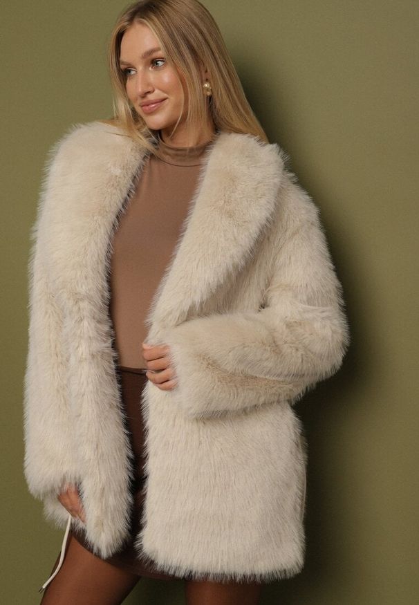 Born2be - Beżowa Kurtka Futerko o Prostym Kroju z Cienkim Wiązanym Paskiem Casatte. Okazja: na spotkanie biznesowe, do pracy. Typ kołnierza: golf. Kolor: beżowy. Materiał: futro. Wzór: aplikacja. Styl: biznesowy