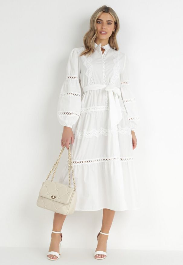 Born2be - Biała Rozkloszowana Sukienka z Ażurowymi Wstawkami Palovi. Typ kołnierza: kołnierzyk stójkowy. Kolor: biały. Wzór: ażurowy. Sezon: wiosna, lato. Długość: midi