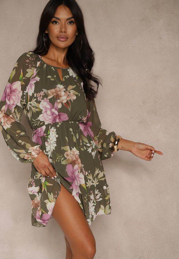 Renee - Ciemnozielona Rozkloszowana Sukienka Ozdobiona Kwiatowym Wzorem Zerovia. Okazja: na co dzień. Kolor: zielony. Materiał: wiskoza. Wzór: aplikacja, kwiaty. Typ sukienki: rozkloszowane, proste. Styl: casual, elegancki