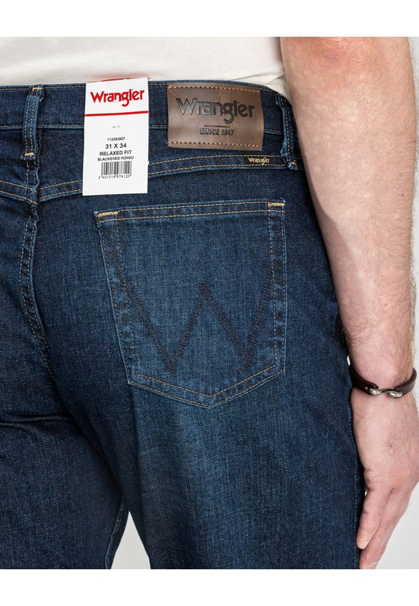 Męskie Spodnie Jeansowe Wrangler Relaxed Fit Blackened Indigo 112352957. Okazja: na co dzień, do pracy. Styl: casual, klasyczny, elegancki