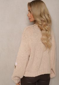 Renee - Brązowy Kardigan w Kwiatowe Aplikacje z Zapięciem na Elegancką Agrafkę Patista. Okazja: na co dzień, do pracy. Kolor: beżowy. Materiał: bawełna. Wzór: aplikacja, kwiaty. Styl: elegancki #4