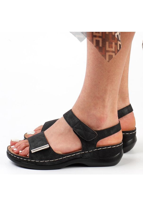 Czarne sandały damskie na koturnie Jezzi 146. Kolor: czarny. Materiał: skóra. Obcas: na koturnie