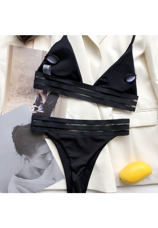 Intica - Strój kąpielowy damski w paski na plażę Phelia. Kolor: czarny. Materiał: materiał. Wzór: paski