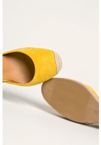 ANSWEAR - Answear - Espadryle LaDonna. Nosek buta: okrągły. Zapięcie: klamry. Kolor: żółty. Materiał: syntetyk, materiał, zamsz, guma. Szerokość cholewki: normalna. Obcas: na koturnie. Wysokość obcasa: średni #3