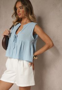 Renee - Niebieska Bluzka Top z Bawełny Wiązana z Przodu z Falbanką Comila. Kolor: niebieski. Materiał: bawełna. Sezon: lato