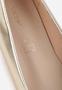 Born2be - Złote Czółenka Vices na Koturnie ze Skórzaną Wkładką Delinor. Okazja: na co dzień, do pracy. Kolor: złoty. Materiał: skóra. Obcas: na koturnie. Styl: casual #2