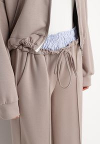 Born2be - Jasnobrązowy Komplet Dresowy z Wiskozą Bluza z Kapturem i Szerokie Spodnie Lanriva. Kolor: brązowy. Materiał: dresówka, wiskoza. Wzór: gładki #5