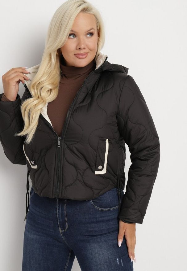 Born2be - Czarna Kurtka Krótka z Pikowaniem i Odpinanym Kapturem Taraes. Okazja: na co dzień. Kolekcja: plus size. Kolor: czarny. Materiał: jeans. Długość: krótkie. Styl: elegancki, casual