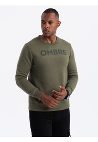 Ombre Clothing - Klasyczna bluza męska dresowa z napisem – ciemnooliwkowa V2 - Rozmiar: M. Okazja: na co dzień. Kolor: oliwkowy. Materiał: dresówka. Wzór: napisy. Styl: klasyczny