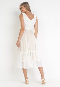 Born2be - Biała Rozkloszowana Sukienka Midi z Ozdobnym Tiulem Celaina. Kolor: biały. Materiał: tiul. Długość: midi