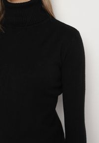 Born2be - Czarny Sweter z Golfem z Domieszką Kaszmiru i Wiskozy Zaisma. Okazja: na co dzień. Typ kołnierza: golf. Kolor: czarny. Materiał: wiskoza, kaszmir. Długość rękawa: długi rękaw. Długość: długie. Styl: elegancki, casual #6