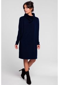 Sukienki.shop - Sukienka bawełniana oversize trapezowa ze stójką granatowa. Okazja: na spacer, na co dzień. Typ kołnierza: kołnierzyk stójkowy. Kolor: niebieski. Materiał: bawełna. Długość rękawa: długi rękaw. Wzór: kolorowy. Typ sukienki: trapezowe, oversize. Styl: casual, klasyczny #1