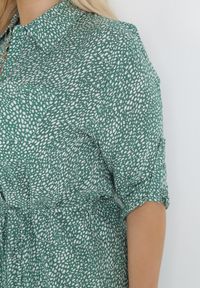 Born2be - Zielona Koszulowa Sukienka Mini z Materiałowym Paskiem i Podpinanymi Rękawami Eleandia. Kolekcja: plus size. Kolor: zielony. Materiał: materiał. Wzór: kwiaty. Sezon: wiosna, lato. Typ sukienki: koszulowe. Długość: mini #3