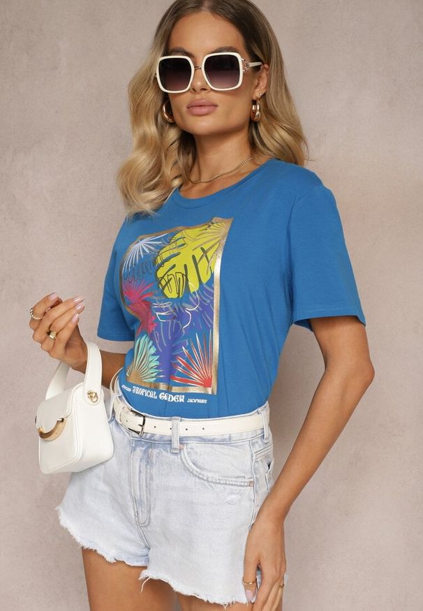 Renee - Niebieski Casualowy T-shirt z Bawełny Ozdobiony Tropikalnym Motywem Adrinea. Okazja: na co dzień. Kolor: niebieski. Materiał: bawełna. Wzór: aplikacja. Styl: casual