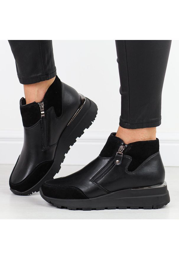 Czarne skórzane botki damskie Filippo dbt6348/24. Okazja: na co dzień. Nosek buta: okrągły. Kolor: czarny. Materiał: skóra. Sezon: zima, jesień. Styl: elegancki, casual, klasyczny