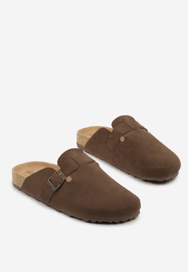 Born2be - Brązowe Klapki z Ozdobną Klamrą Kinasela. Okazja: na co dzień. Kolor: brązowy. Wzór: kwiaty. Sezon: lato. Styl: elegancki, casual