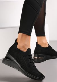 Renee - Czarne Wsuwane Sneakersy ze Sznurowaniem na Ozdobnej Podeszwie Naiya. Okazja: na co dzień. Zapięcie: bez zapięcia. Kolor: czarny. Szerokość cholewki: normalna. Obcas: na koturnie #1