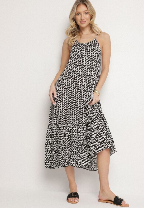 Born2be - Czarna Bawełniana Sukienka Rozkloszowana z Geometrycznym Wzorem Niladora. Okazja: na co dzień. Kolor: czarny. Materiał: bawełna. Długość rękawa: na ramiączkach. Wzór: geometria. Sezon: lato. Styl: casual