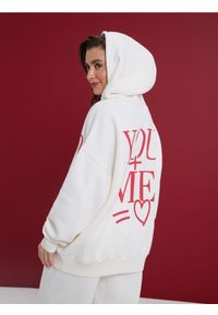 Sinsay - Bluza z napisem na plecach - kremowy. Kolor: kremowy. Wzór: napisy #1