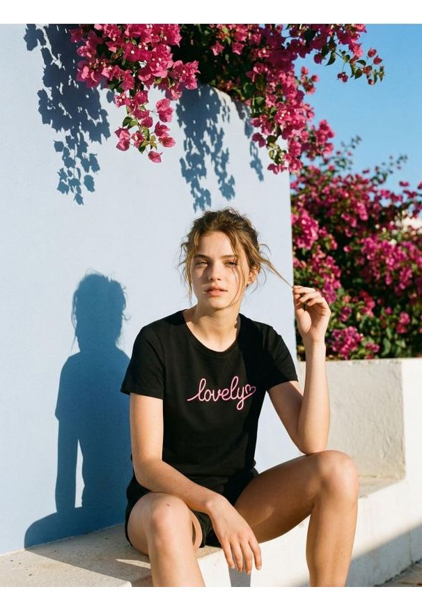 Sinsay - Bawełniana koszulka z napisem - czarny. Kolor: czarny. Materiał: bawełna. Wzór: napisy