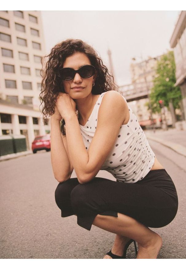 Reserved - Spodnie capri - czarny. Kolor: czarny. Materiał: wiskoza, dzianina