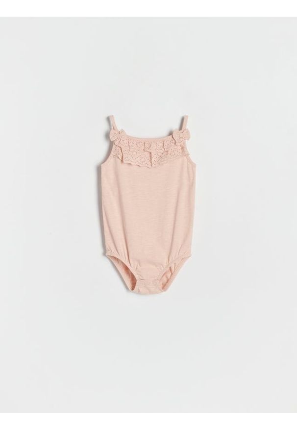 Reserved - Body z ażurowym zdobiniem - kremowy. Kolor: kremowy. Materiał: dzianina, bawełna. Wzór: ażurowy