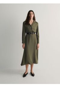 Reserved - Sukienka z paskiem - oliwkowy. Kolor: oliwkowy. Materiał: tkanina. Wzór: gładki. Typ sukienki: koszulowe #1