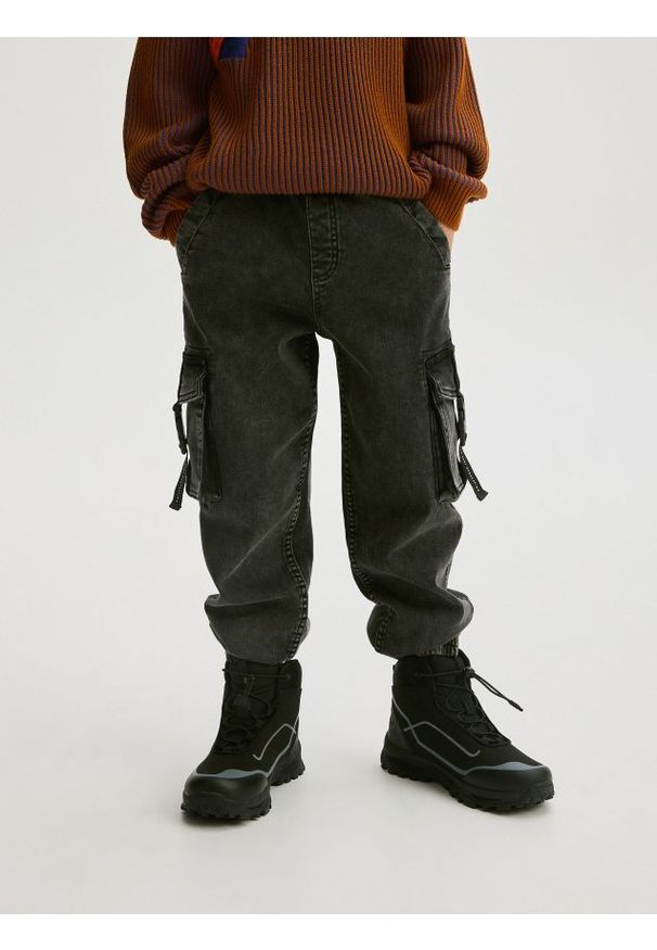 Reserved - Elastyczne jeansy jogger - szary. Kolor: szary