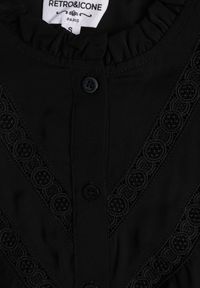 Renee - Czarna Koszula z Falbanami i Koronkowymi Wstawkami Eletoma. Typ kołnierza: kołnierz z falbankami. Kolor: czarny. Materiał: koronka. Wzór: koronka #3