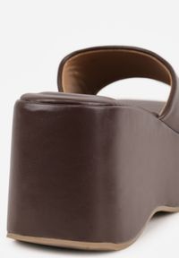 Renee - Brązowe Chunky Klapki na Koturnie i Platformie z Kwadratowym Noskiem Magass. Kolor: brązowy. Sezon: lato. Obcas: na koturnie. Styl: wakacyjny #8